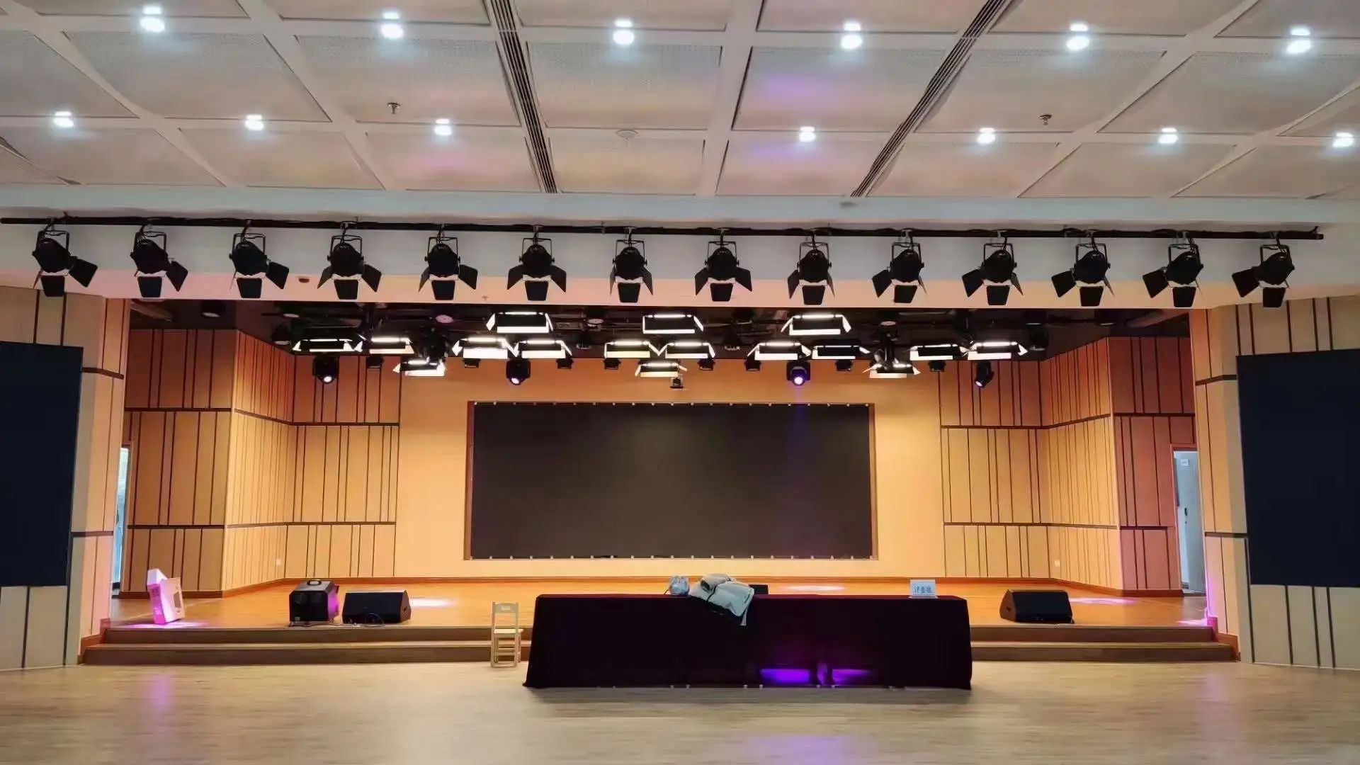 航天廣電專業燈光音響擴聲系統工程產品服務于某學校禮堂！